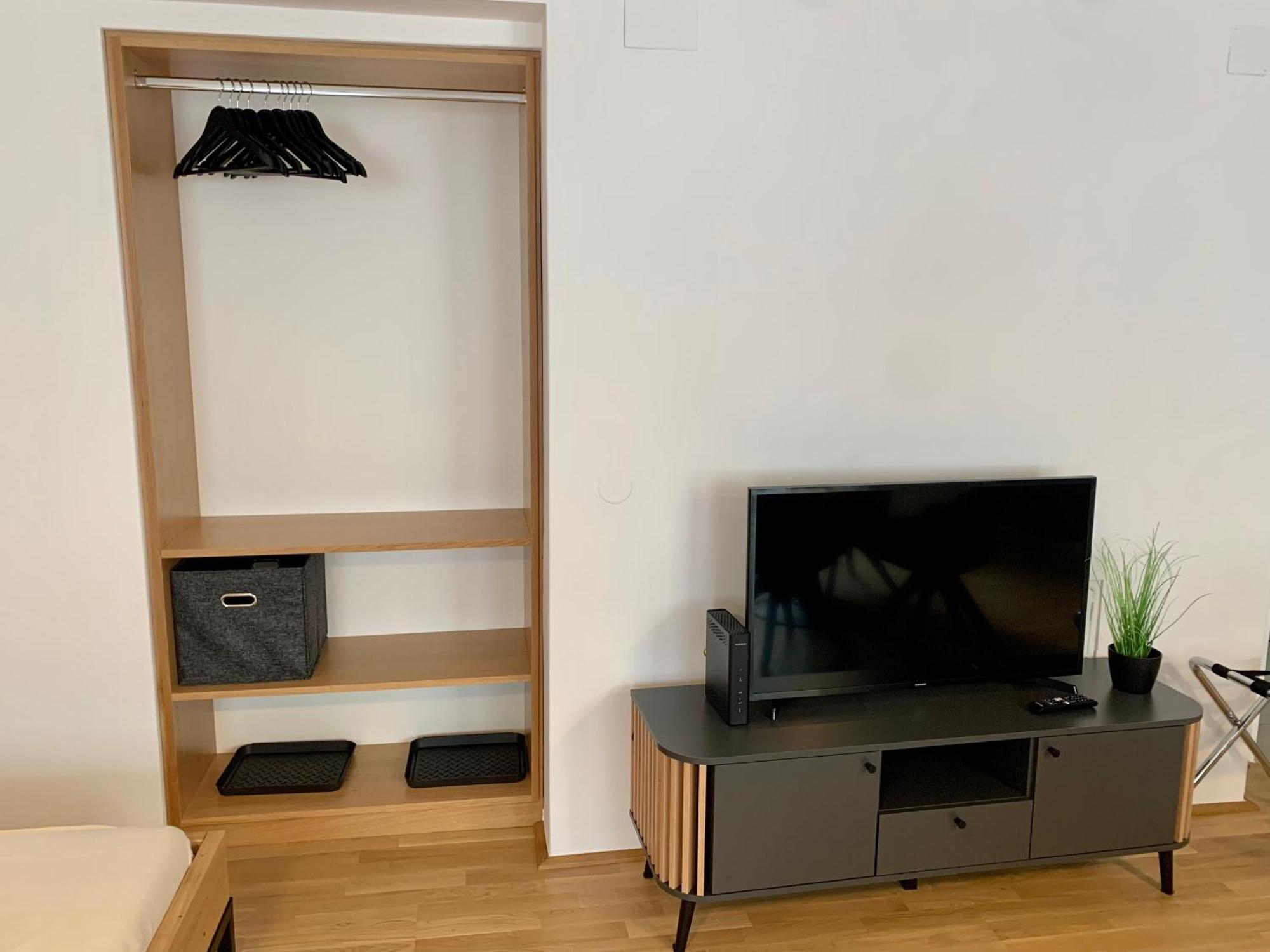 Air-Conditioned, Quiet Apartment With A Terrace In Center Of St Poelten - Smart Tv ザンクト・ペルテン エクステリア 写真